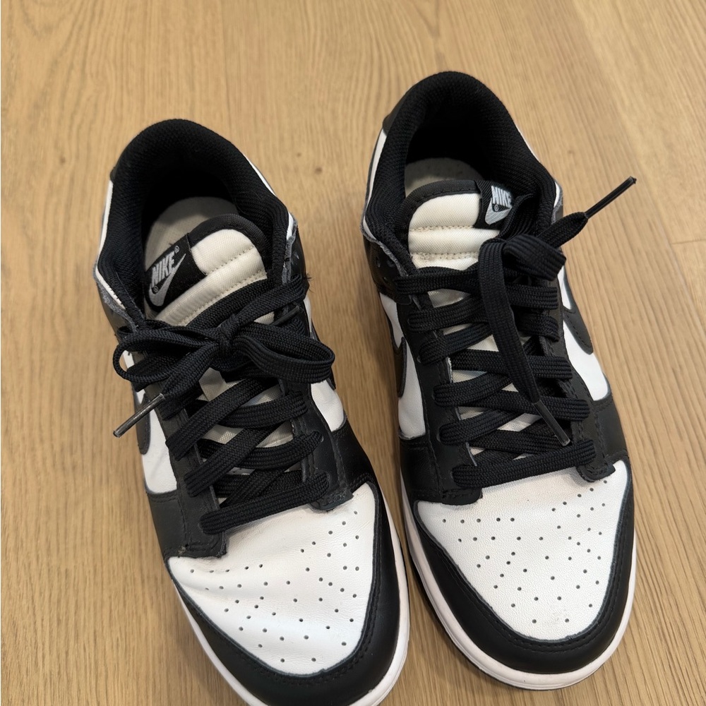 Nike Men's Black and White Low-Top Sneakers